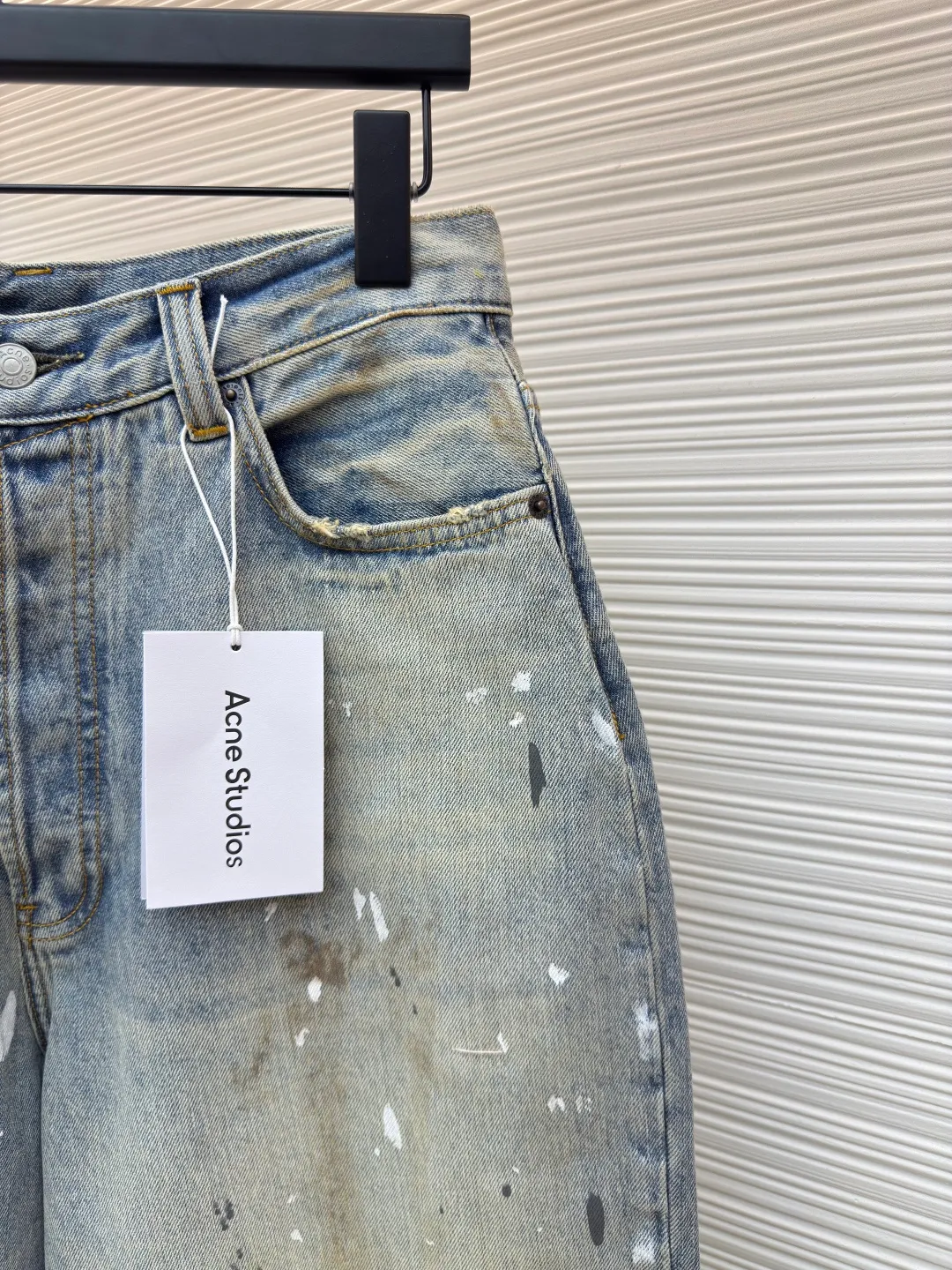 Acne Studios splash-ink loose wide-leg jeans ●Authentic product: Purchased and developed by 3704 ●Item number: 1680337-A85 ●Material: denim fabric ●Technology: frayed production ●Version: Loose fit ●Weight: about 790 grams ●Size: 42-44-46-48-50-52 ●Description: Made of long-staple cotton + 2% elastic fiber blend to ensure stiffness and moderate extensibility, suitable for loose tailoring. The fabric is first pre-shrunk to prevent deformation, and then washed with cellulase to soften the fibers to improve skin-friendliness while retaining the unique rough texture of twill.  Cellulase is used to bio-polish cotton fibers to break down surface hairiness, making the fabric feel super soft and waxy while retaining the natural breathability of cotton. Compared with traditional stone washing, this process is more environmentally friendly and reduces physical damage to fibers. The overall wiring is straight and delicate, the fabric is comfortable and soft, and the color is consistent without color difference. It can be matched with the same style to create a fashionable look and control various occasions. Customized accessories, complete with three standards, same style for men and women!